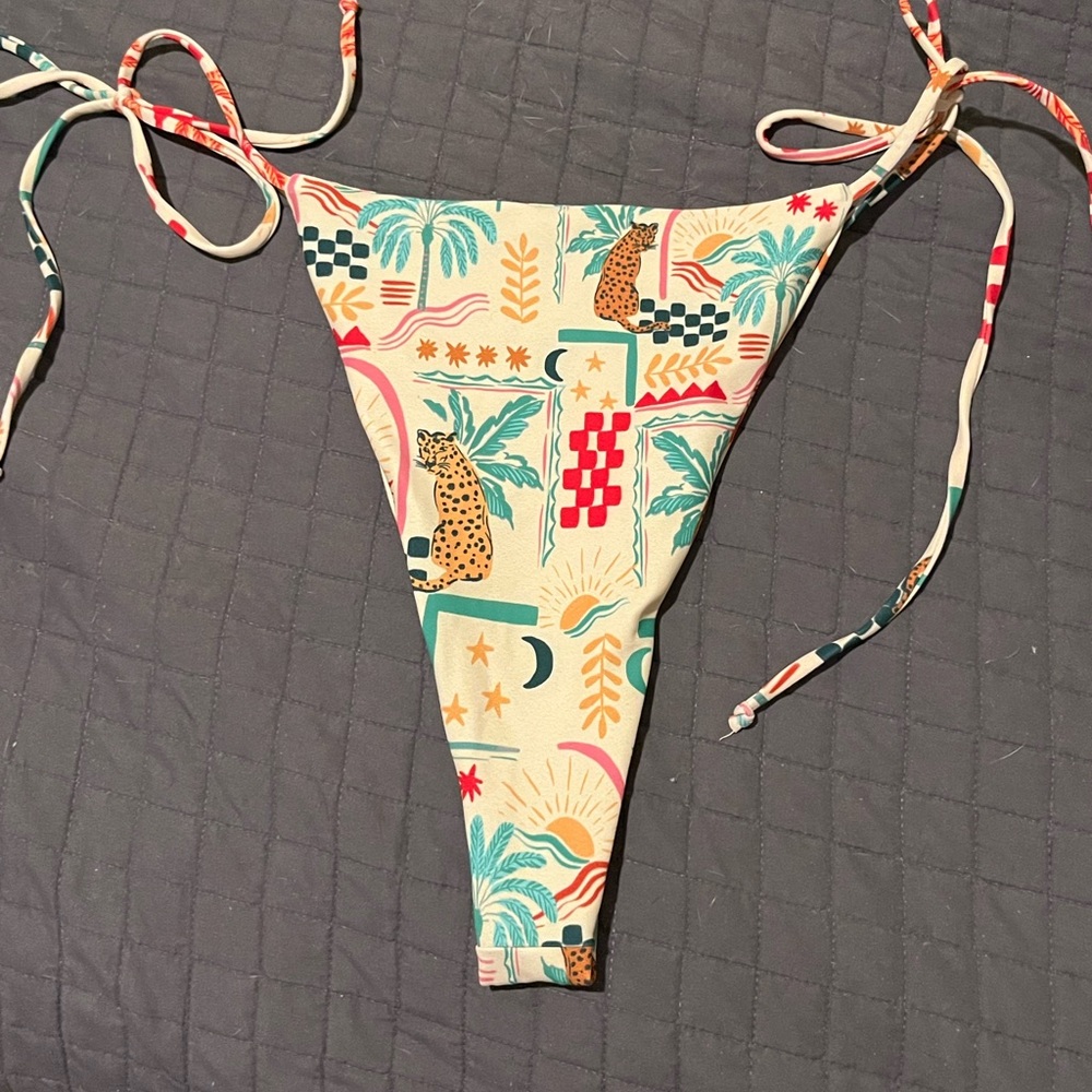 Skatie Elsa Bottoms in Mozambique